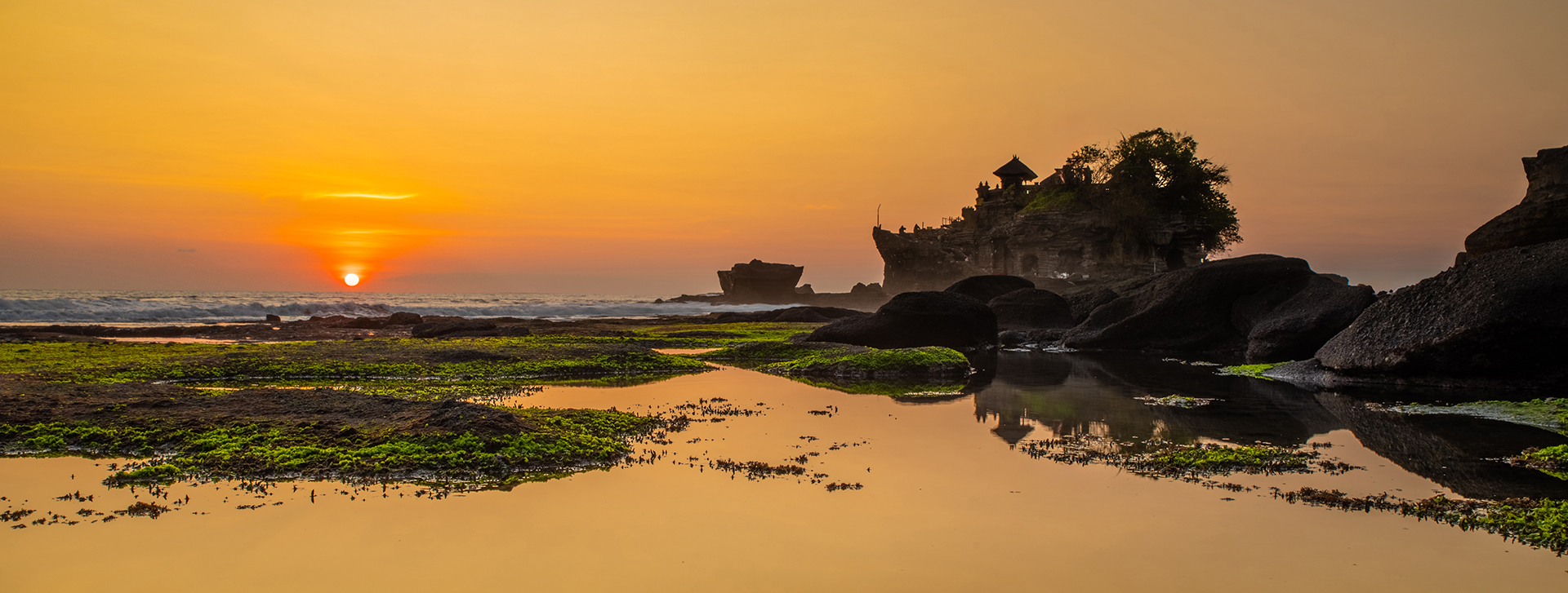 zonsondergang tanah lot met oranje gekleurde lucht